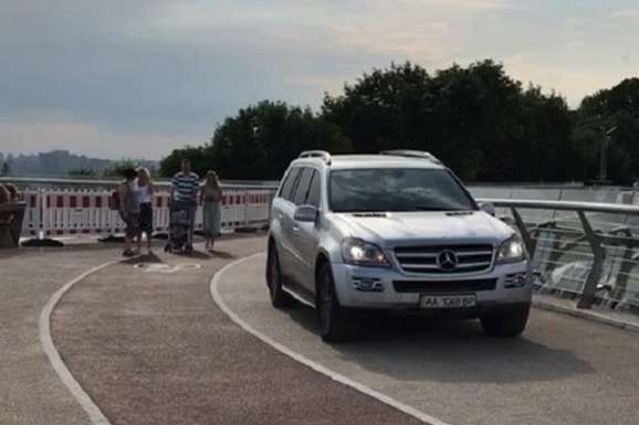 Власник Mercedes, що заїхав на пішохідний «міст Кличка», катається без водійських прав