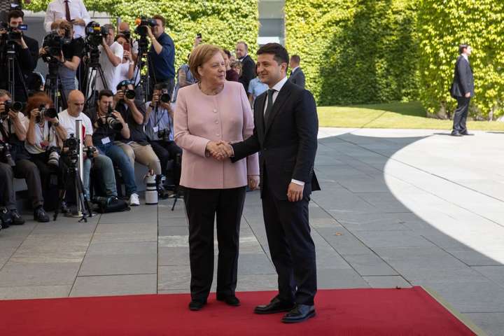 Ангелу Меркель рядом с Зеленским бросило в сильную дрожь (видео)