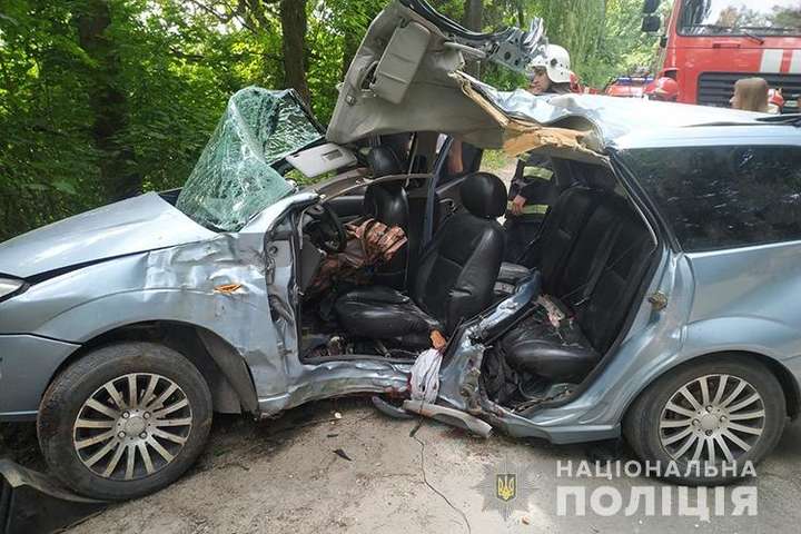 У Тернополі автомобіль протаранив дерево, двоє загиблих