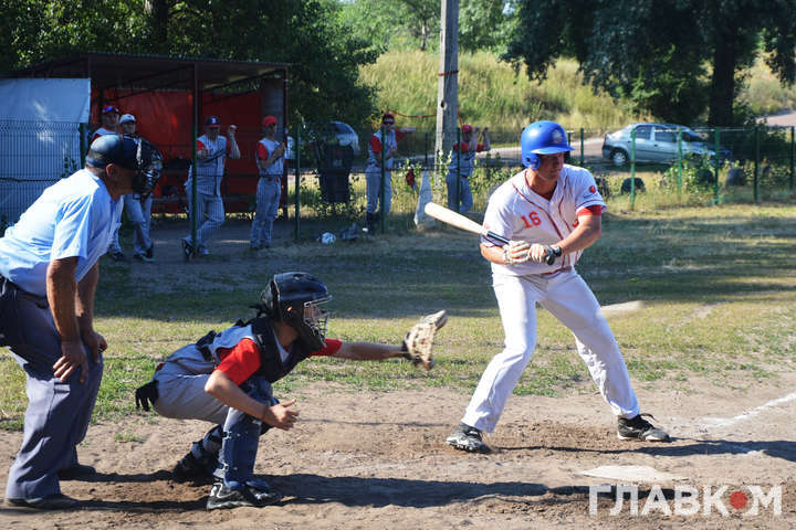 Бейсбол по-українськи з кубинською зіркою. Фоторепортаж із парку «Муромець» у Києві