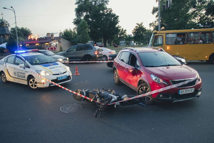 На Дніпровській набережній байк протаранив Peugeot (фото, відео)