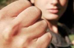 Під Києвом посеред вулиці молодик побив дідуся на очах в онука