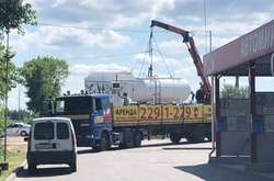 Правоохоронці вилучили обладнання підвищеної небезпеки на незаконній АЗС в с. Нові Петрівці 