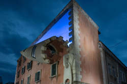 Скульптор Алекс Чиннек «расстегнул» дом в Милане (фото)