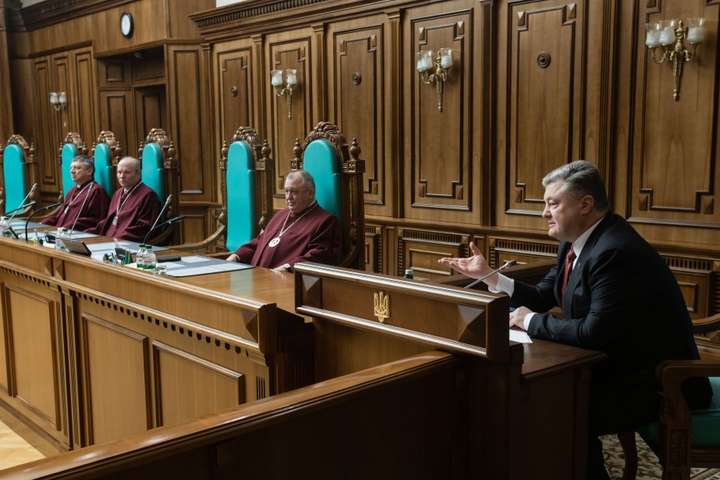 Петро Порошенко в Конституційному суді - Порошенко вперше прокоментував питання законності дострокових виборів