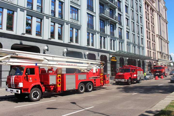 Пожежа, евакуація і порятунок потерпілого: рятувальники провели навчання у бізнес-центрі в Києві (фото)