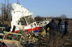  В авіакатастрофі загинули 298 людей, які були на борту «Боїнг 777» (рейс MH-17) авіакомпанії «Малайзійські авіалінії» 
  
