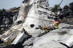  В авіакатастрофі загинули 298 людей, які були на борту «Боїнг 777» (рейс MH-17) авіакомпанії «Малайзійські авіалінії» 