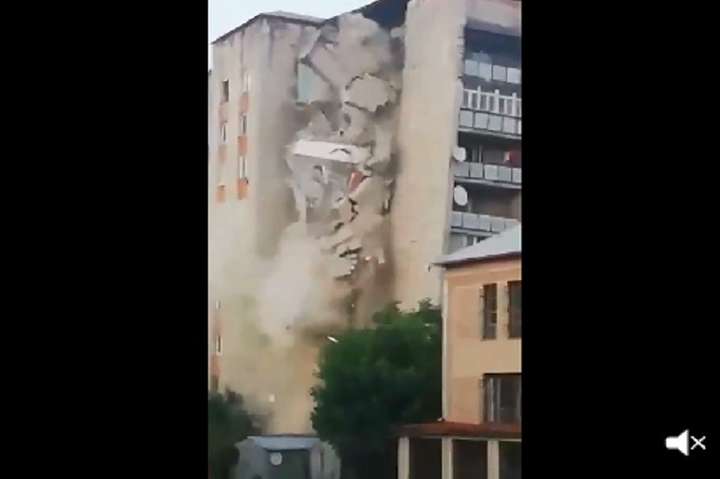 У Молдові рухнула половина дев'ятиповерхового будинку (відео)