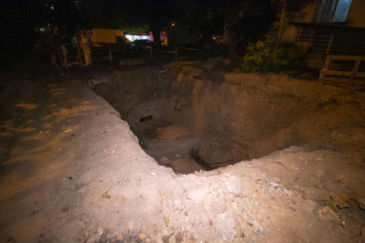 У Києві чоловік упав у трьохметрову яму, вириту комунальниками посеред двору (фото)