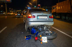 Двоколісний залетів прямо під задню частину Daewoo