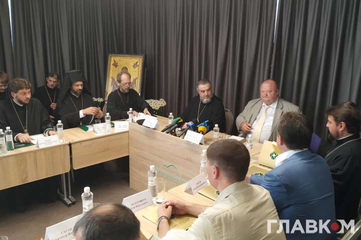 Православна церква України проводить форум єдності одночасно з «помісним собором» Філарета