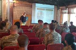 Не «пілотка», а «пілотеса»: вінницьким військовим розповіли про новий правопис