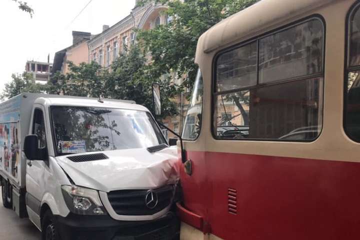 На Подолі вантажівка з морозивом лоб в лоб зіткнулася з трамваєм (фото)