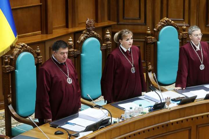 Тягнибок звинуватив Зеленського в тиску на Конституційний Суд