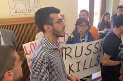 У Грузії протестувальники увірвались до будівлі парламенту через виступ депутата РФ