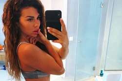 Анна Седокова в синем купальнике прокатилась по пляжу на квадроцикле