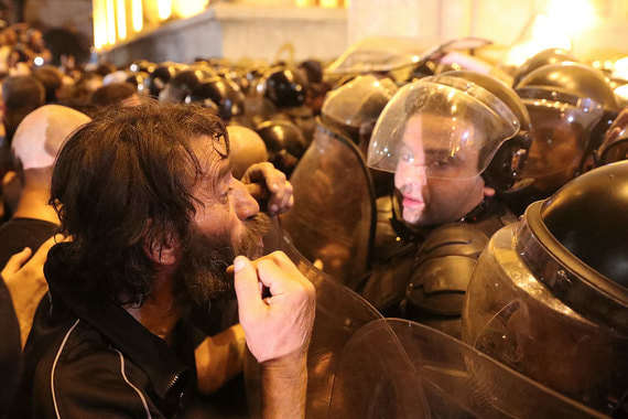 У Тбілісі поліція застосувала сльозогінний газ проти протестувальників: є постраждалі