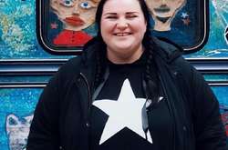 Девочка без комплексов: реперша Alyona Alyona засветила пышные формы на отдыхе