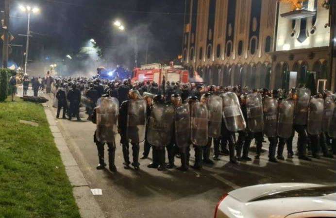 Протести в Грузії: поліція відтіснила мітингувальників від парламенту