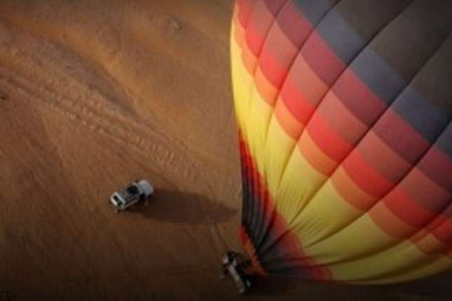У Єгипті повітряну кулю з туристами віднесло в гори 