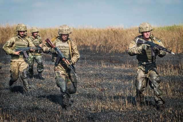 В результате обстрелов на Донбассе пострадали четверо украинских военных