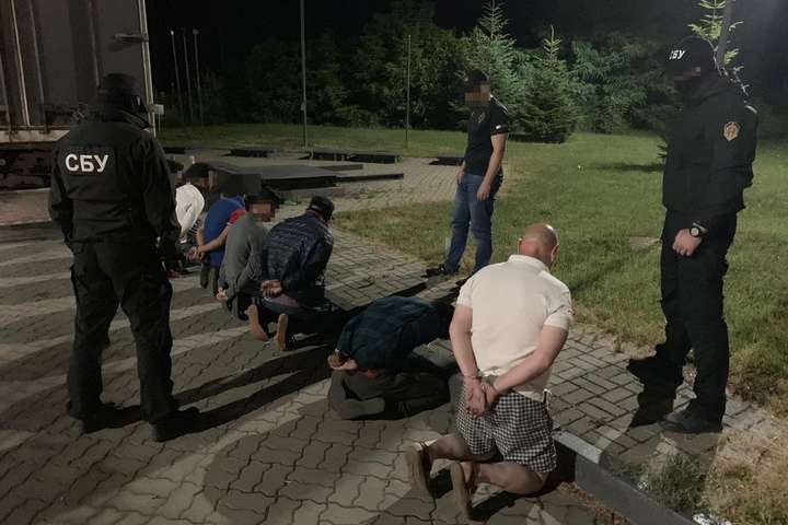 На Закарпатті СБУ блокувала нелегальну міграцію іноземців за кордон (фото)
