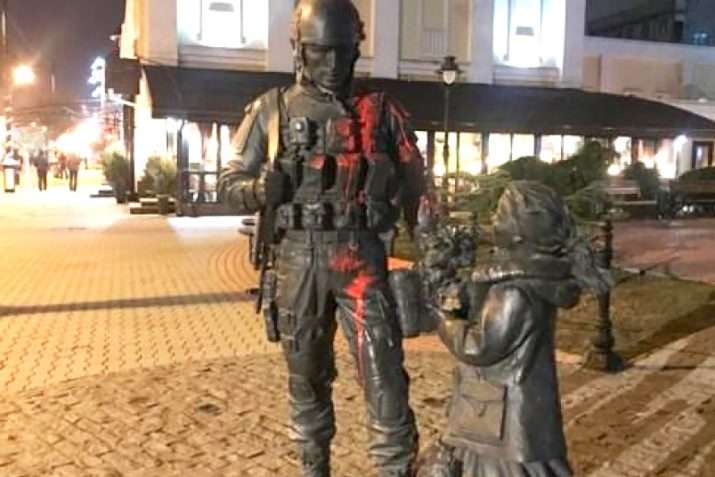 У Криму посадили на півроку українця, який облив фарбою пам’ятник російським окупантам