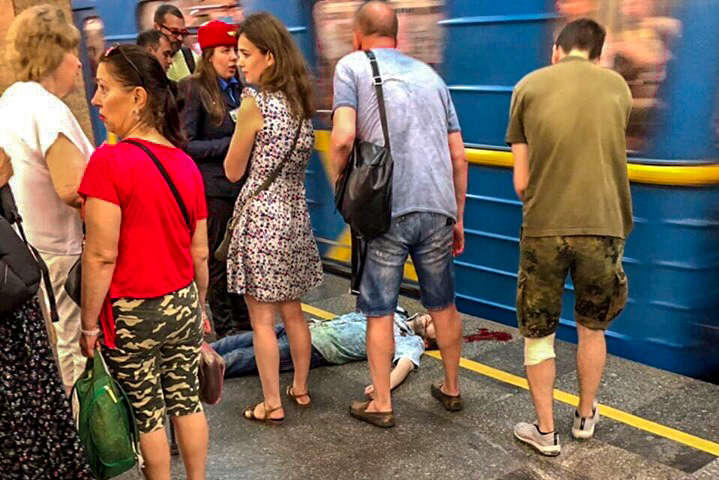 На станції метро «Контрактова площа» травмувався чоловік (фото)