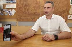 Мер Віталій Кличко показав відео, як хлопець скочив на бар’єр і з цієї висоти стрибає на скло мосту