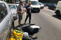  Легковик не поступився дорогою мопеду, в результаті чого сталося зіткнення 