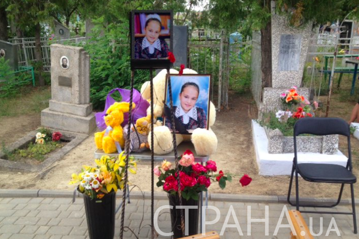 На Одещині похоронили вбиту дівчинку (фото)