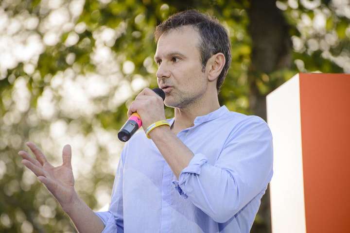 Вакарчук розкритикував ідею Зеленського про відновлення Донбасу олігархами