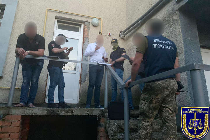 Офіцера поліції Буковини викрито на підкупі працівника військкомату (фото)