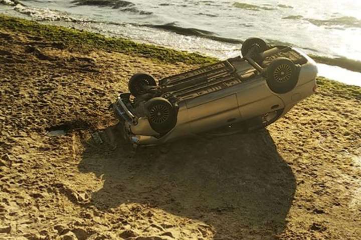 В Одесі авто зі схилу злетіло на пляж: фото