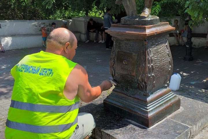 Одеські пам'ятники обробляють від окислів на бронзі