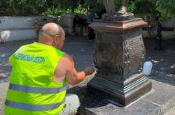 Одеські пам'ятники обробляють від окислів на бронзі