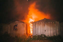 Вночі у Києві палали гаражі (фото, відео)