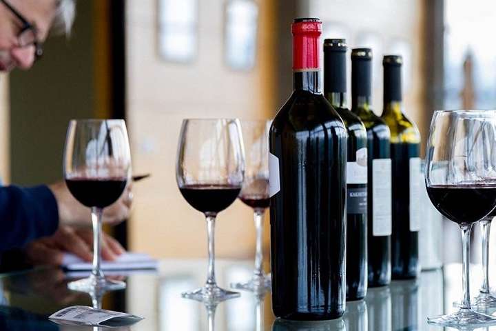В аеропортах Грузії туристам даруватимуть вино