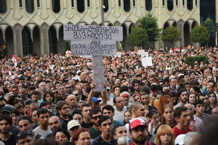 Протести у Грузії: правляча партія частково виконала одну вимогу мітингувальників