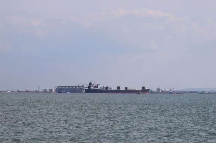 Російське судно з вугіллям сіло на мілину в Керченській протоці