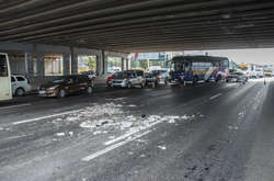 Шматки бетону моста впали на проїжджу частину, пошкодивши автомобіль