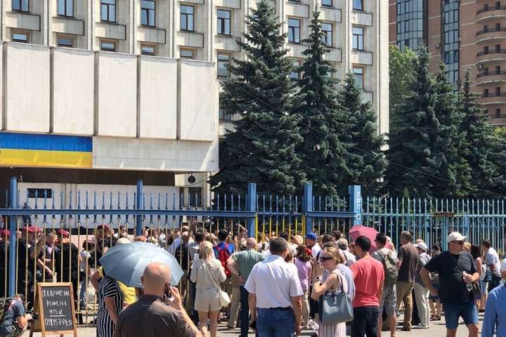 Будівлю ЦВК взяли під посилену охорону через акцію протесту (фото)