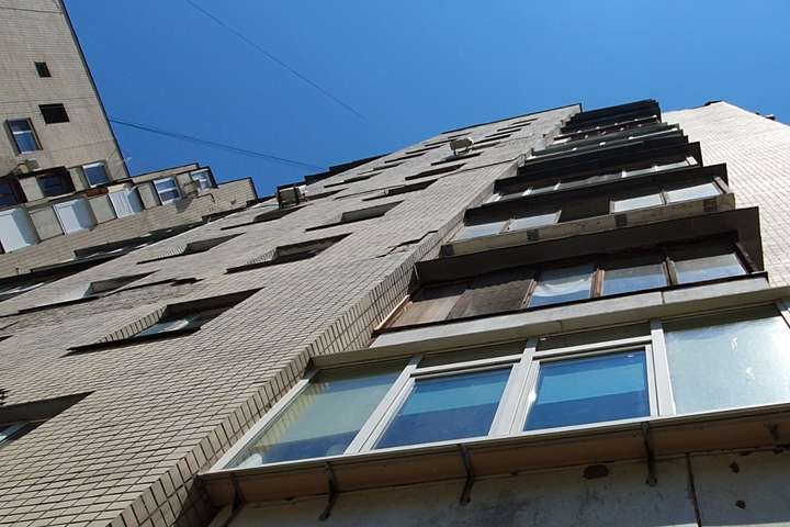 Трагедія в Києві: дитина випала з балкона багатоповерхівки (фото)