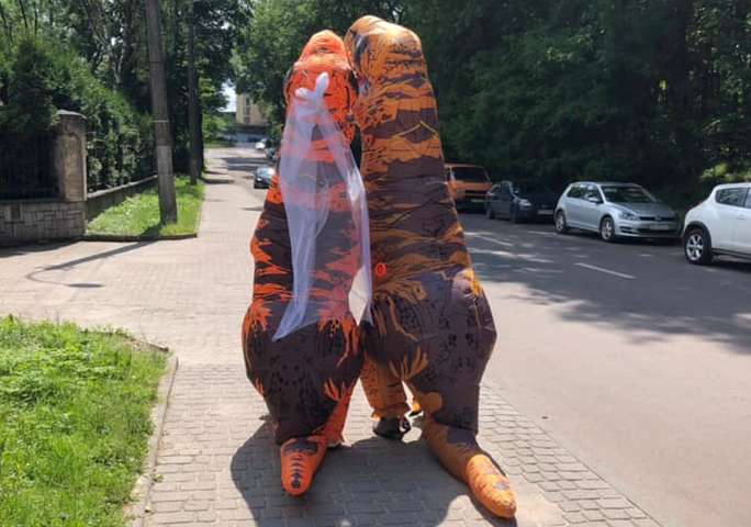 Пара львовян пришла в ЗАГС в костюмах тиранозавров (видео)