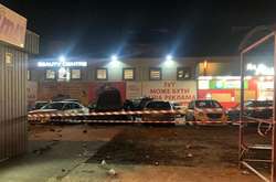  У ніч на 4 квітня в Голосіївському районі столиці на парковці неподалік супермаркету «Ашан» вибухнув автомобіль Chevrolet 