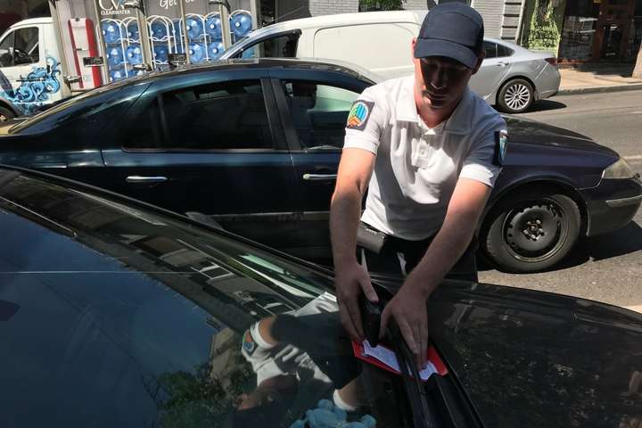 Інспектори з паркування вже на вулицях Києва: як вони працюють (фото, відео)