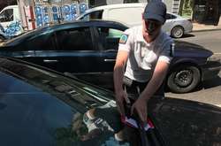 Інспектори залишають пам’ятку про правила паркування в столиці