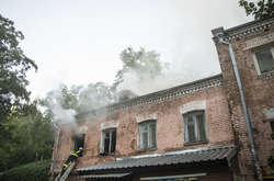 Вогонь вже охопив другий поверх будівлі