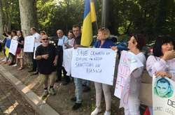 Под зданием Совета Европы собрался пикет против России (видео)